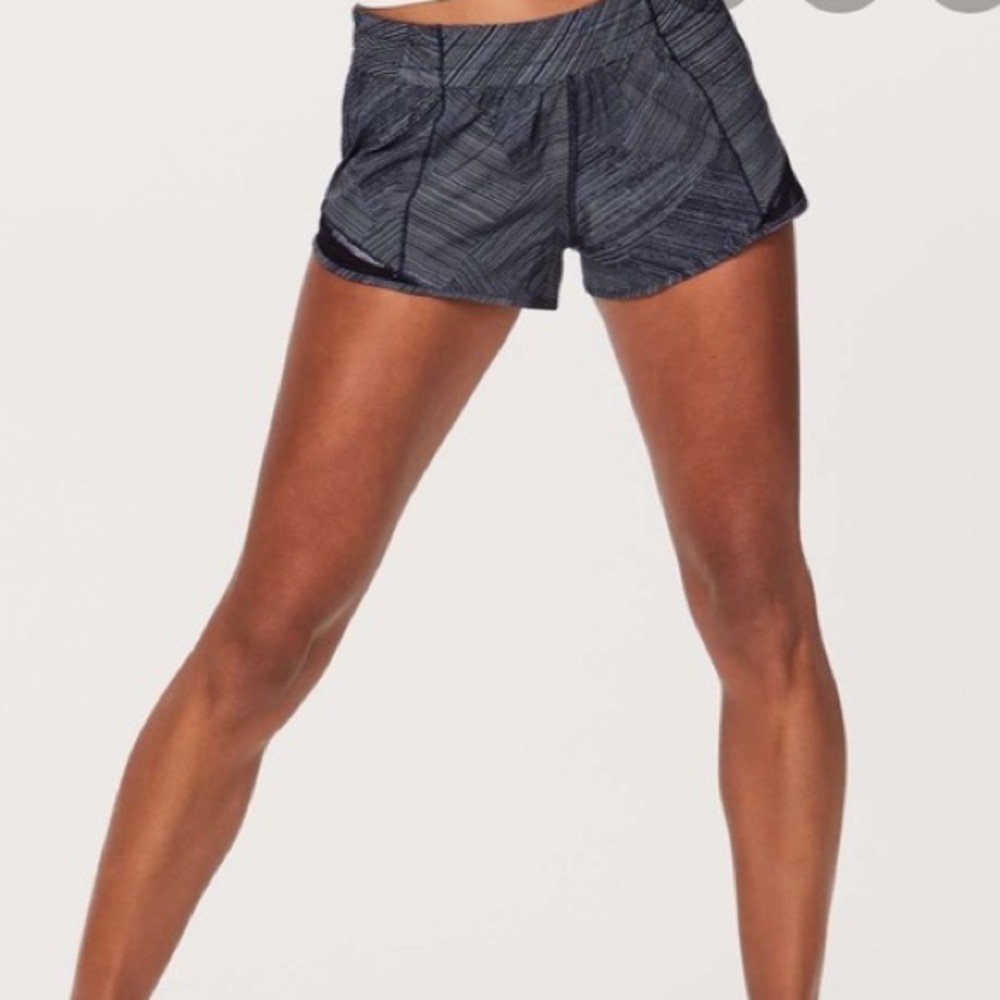 Lululemon Hotty Hot Shorts in Navy Pattern Size 4!